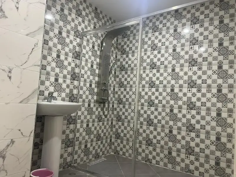 Appartement 1er Étage à Saïdia — salle de bain avec douche