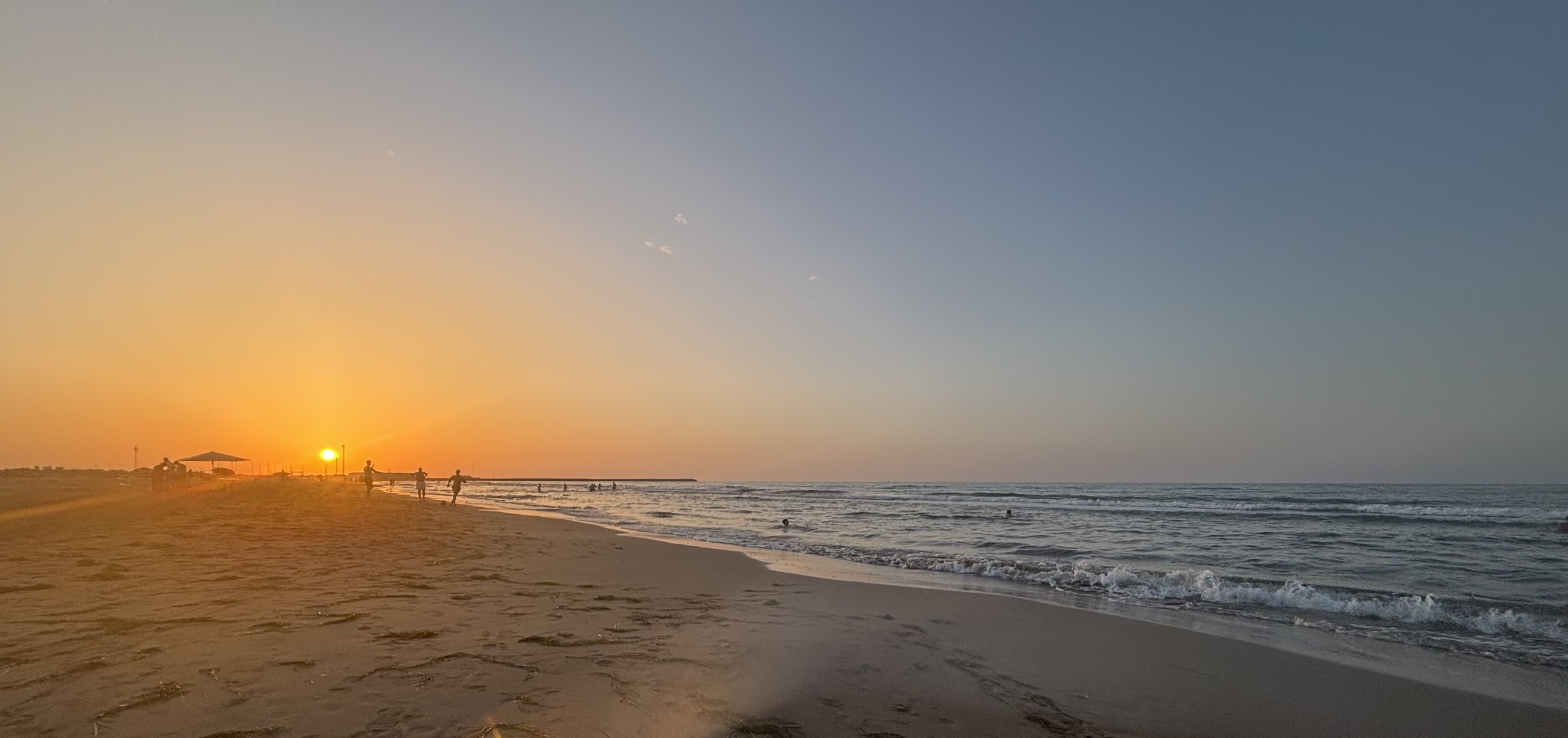 Coucher de soleil sur la plage de Saïdia, Maroc — location d'appartements en direct