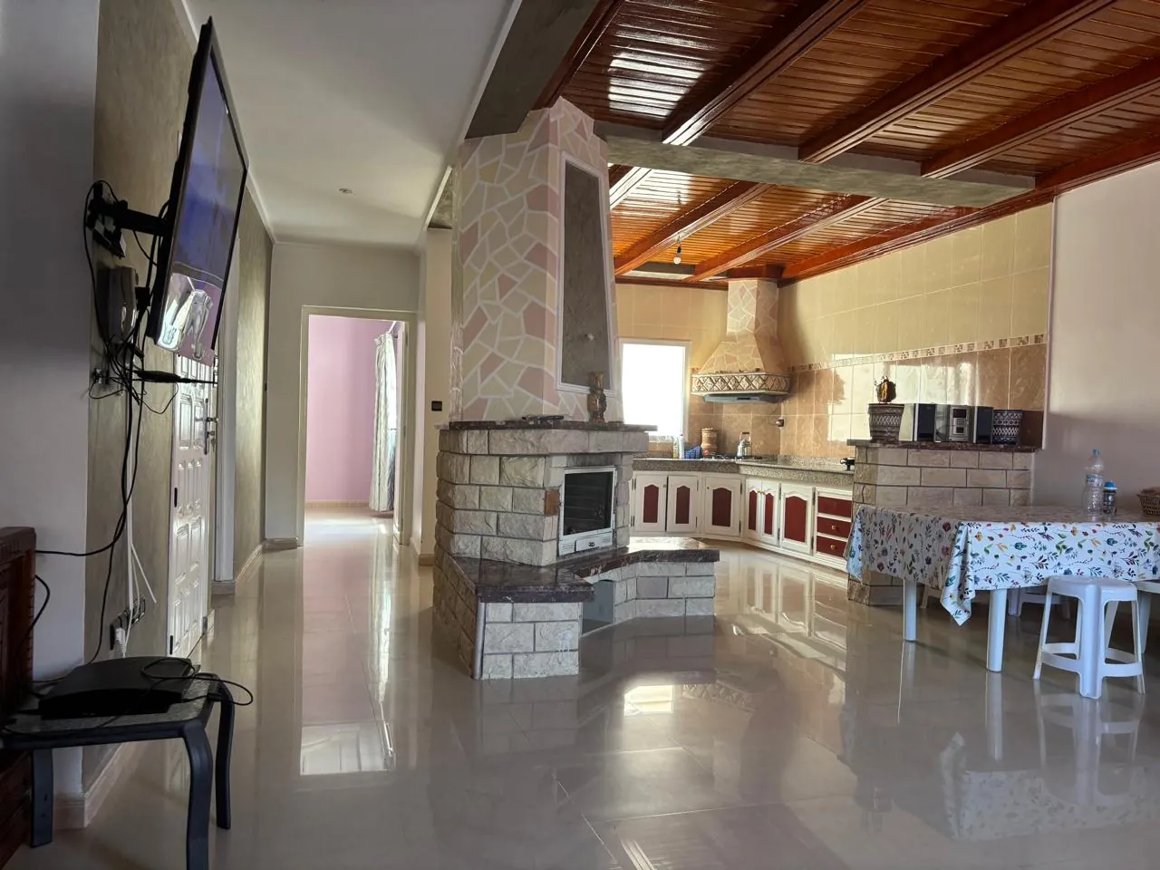 Darcom Loft à Saïdia — séjour vers le couloir et la cuisine