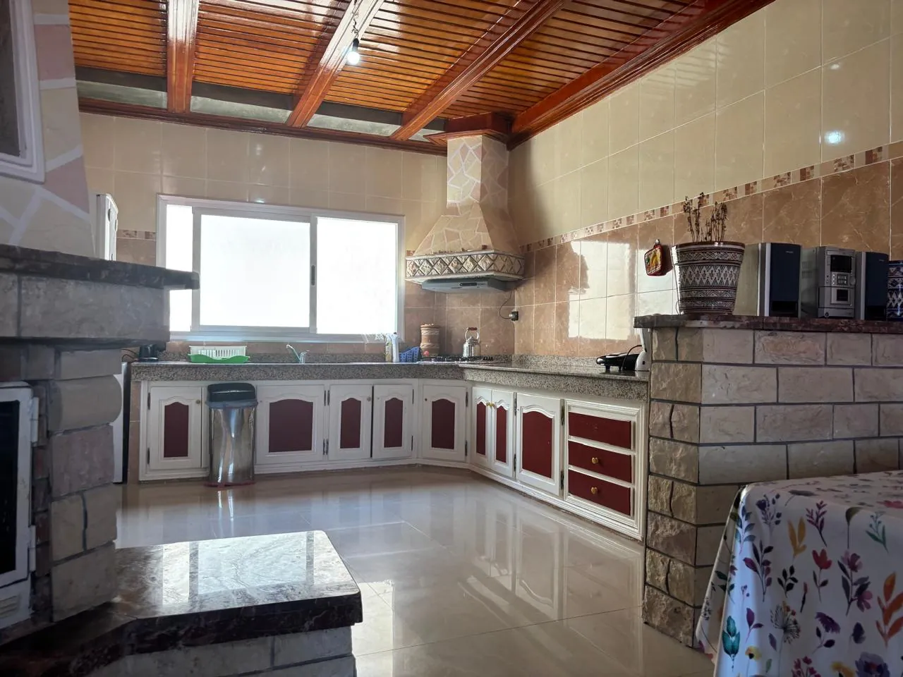 Darcom Loft à Saïdia — cuisine, plans en granit et hotte