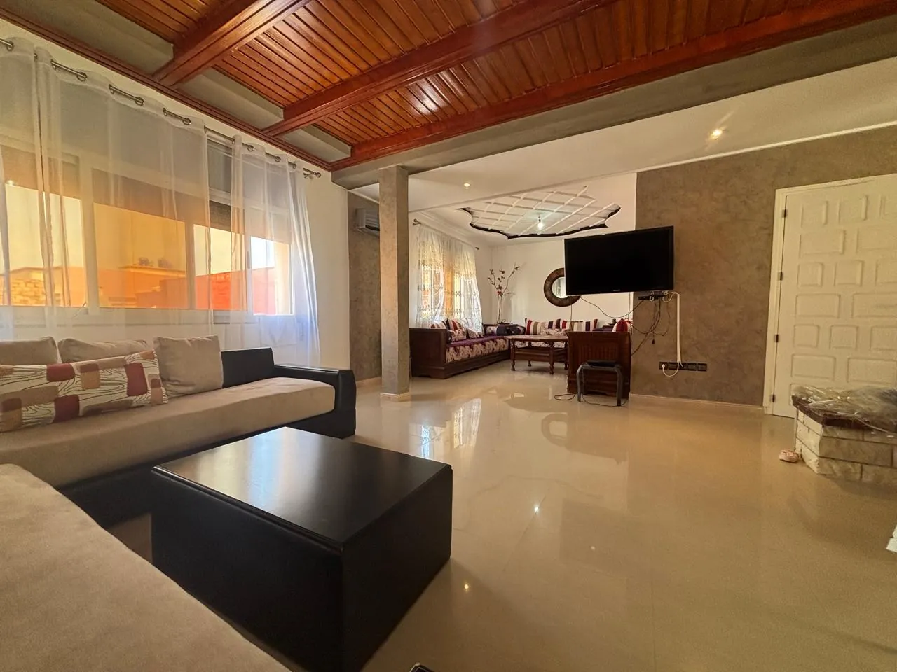 Darcom Loft à Saïdia — salon contemporain vers le salon marocain
