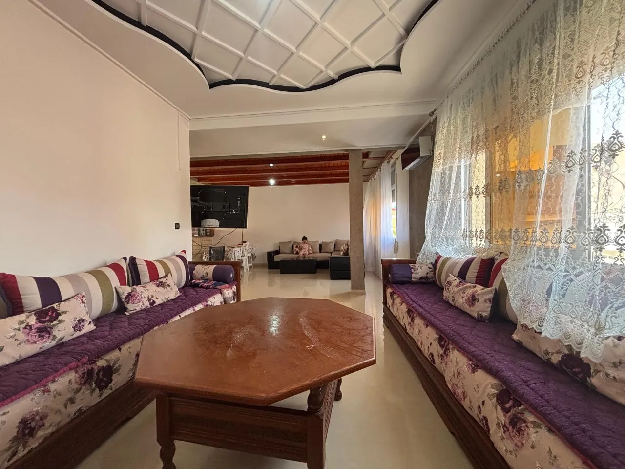Darcom Loft à Saïdia — salon marocain, vue en profondeur