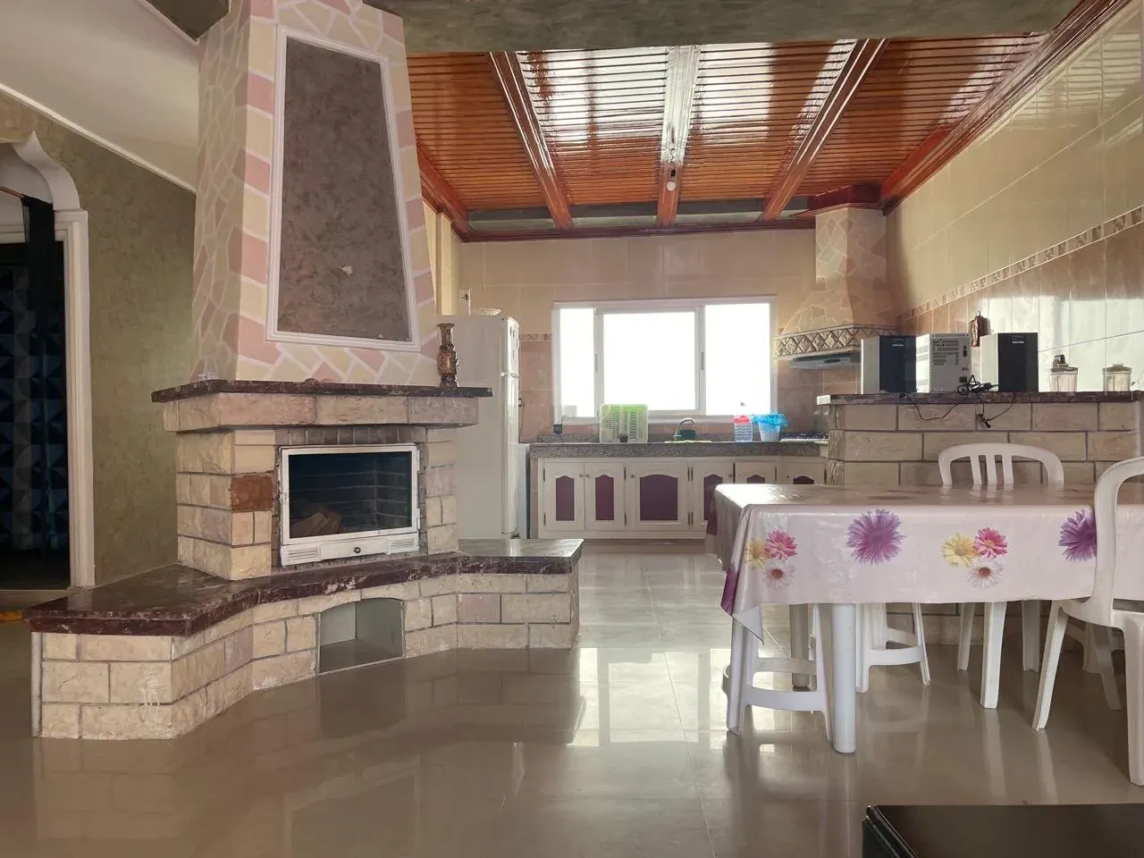 Le Loft à Saïdia — cuisine ouverte avec cheminée et coin repas