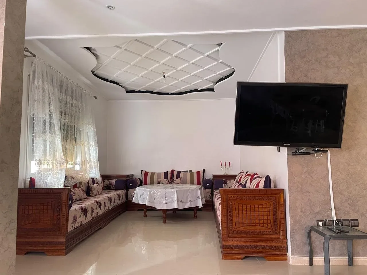 Le Loft à Saïdia — salon marocain avec TV écran plat