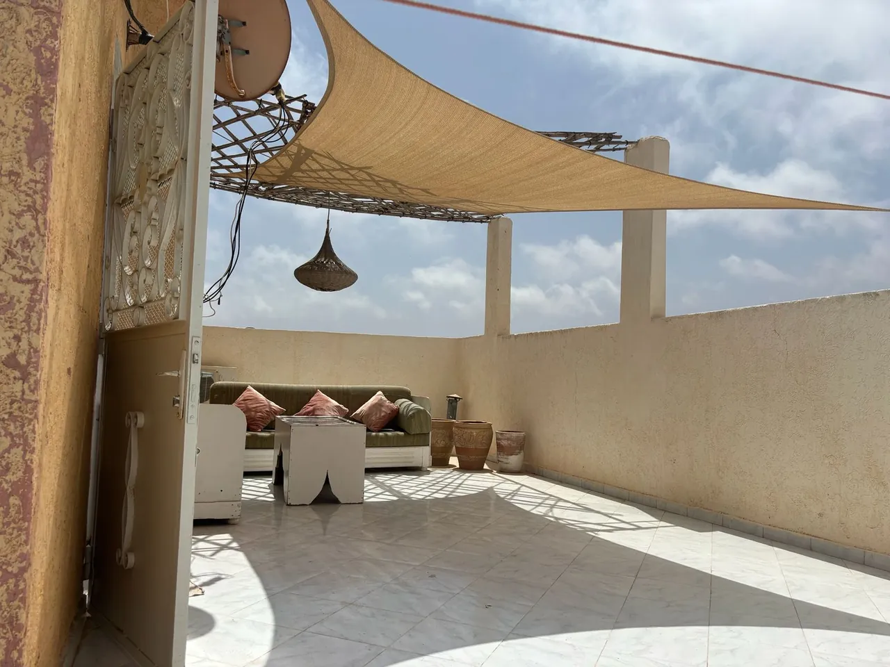 Darcom Loft à Saïdia — rooftop partagé de 70 m², coin salon sous voile d'ombrage