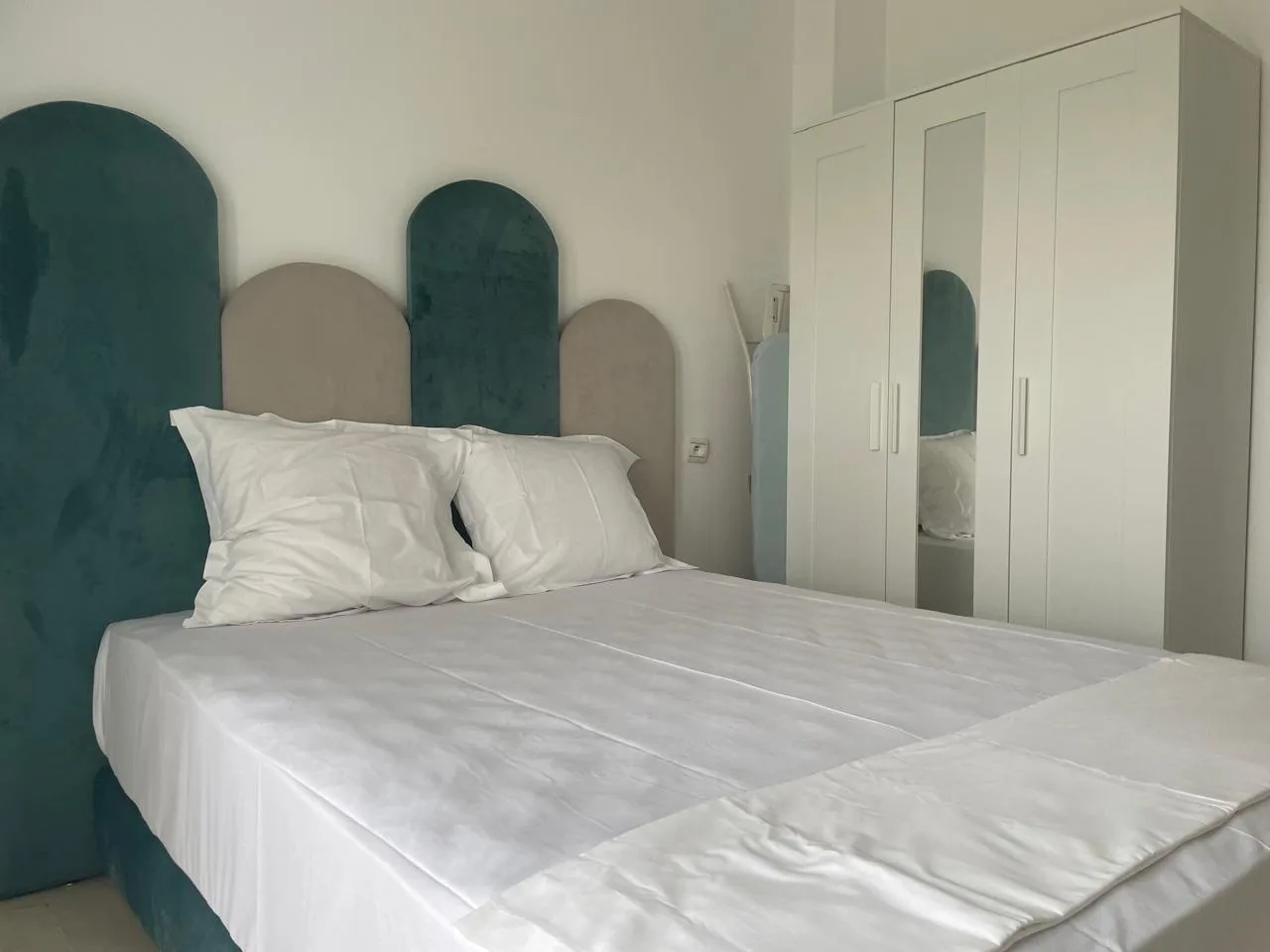 Panorama du Golf Marina à Saïdia — chambre parentale, lit double et têtes de lit en velours