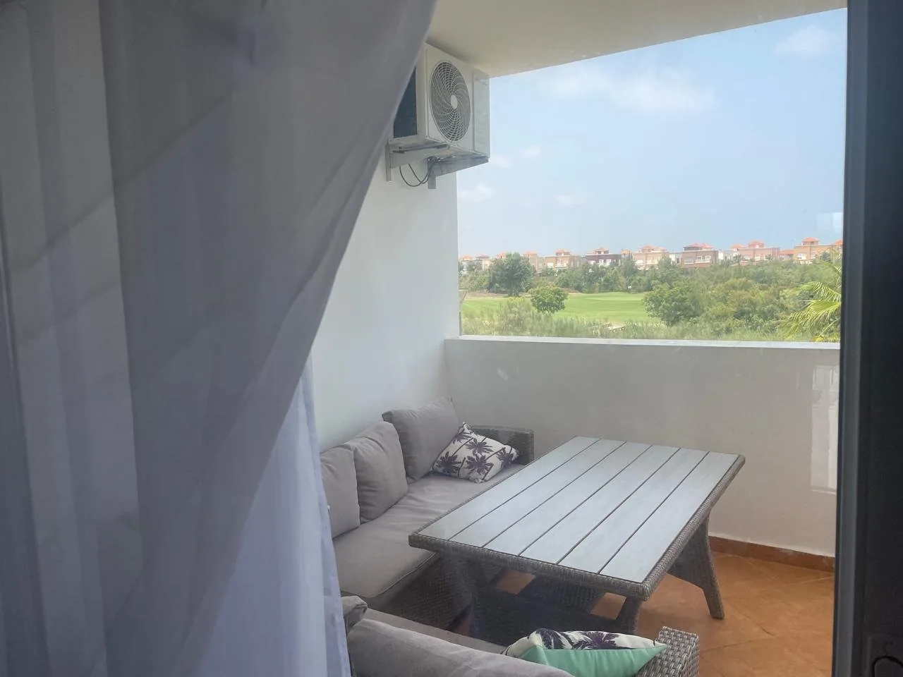 Panorama du Golf Marina à Saïdia — terrasse privée avec salon de jardin et vue sur le golf