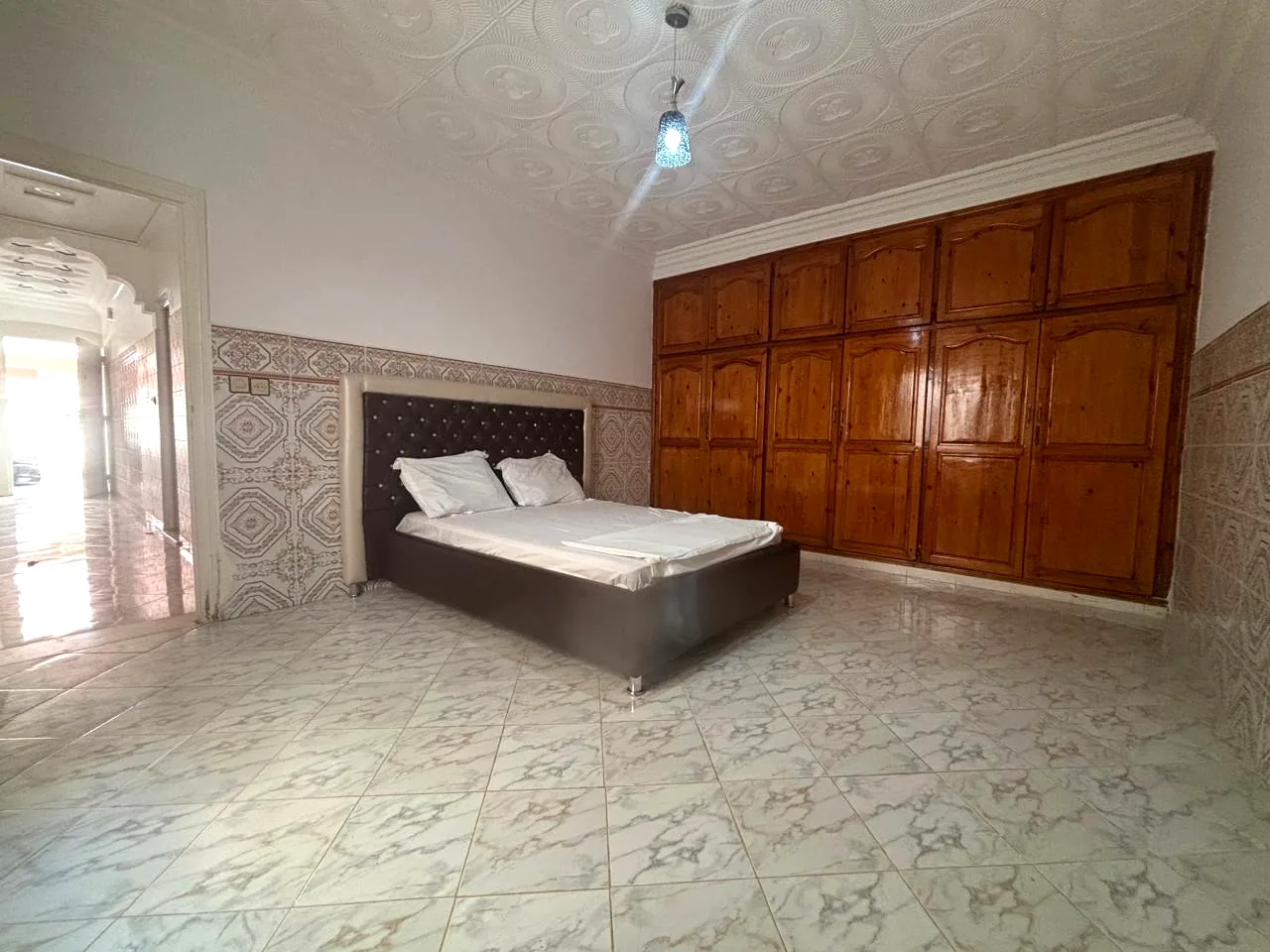 Darcom Garden à Saïdia — chambre avec grand lit et rangements
