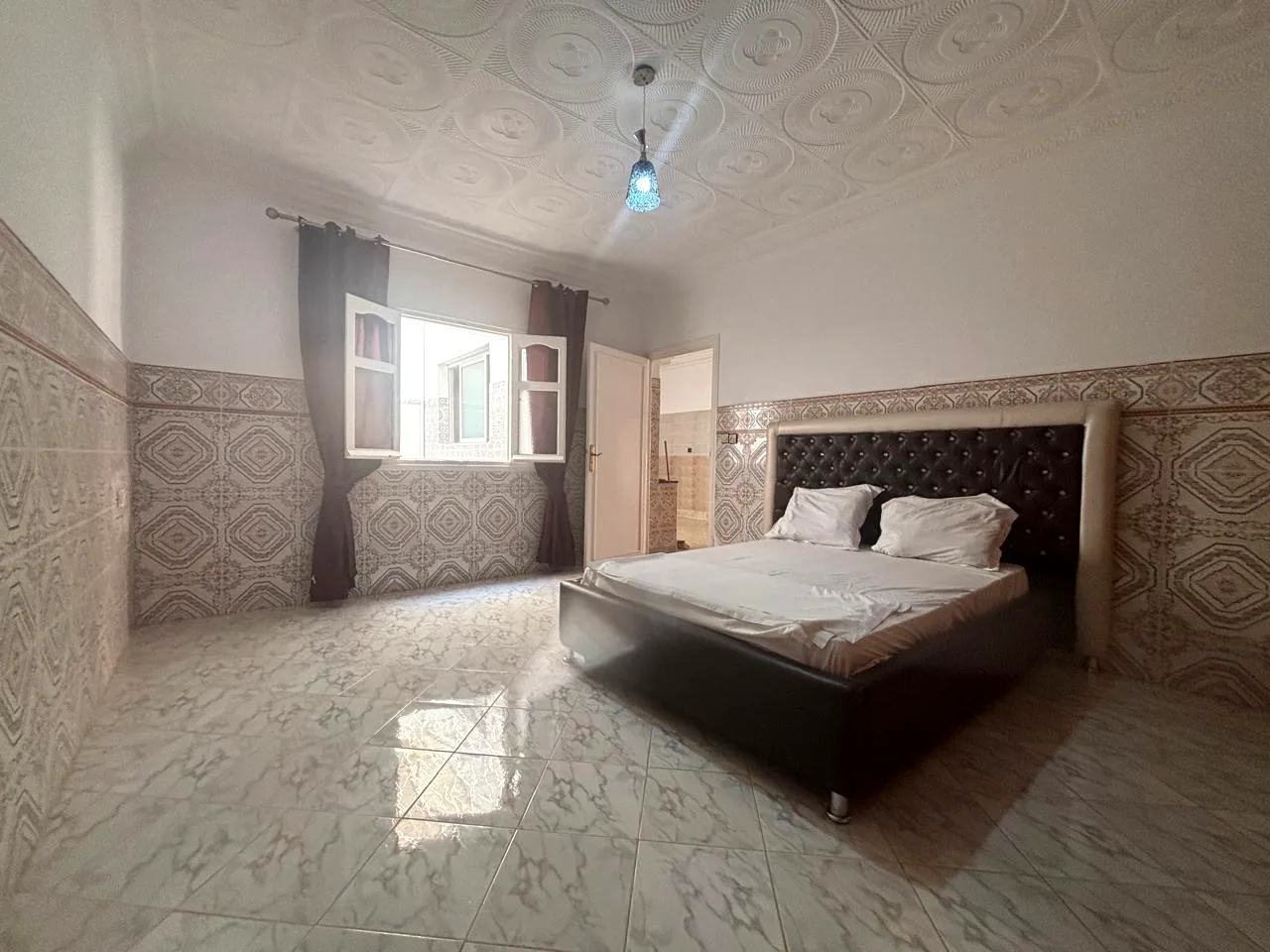 Darcom Garden à Saïdia — chambre, autre vue avec tête de lit capitonnée