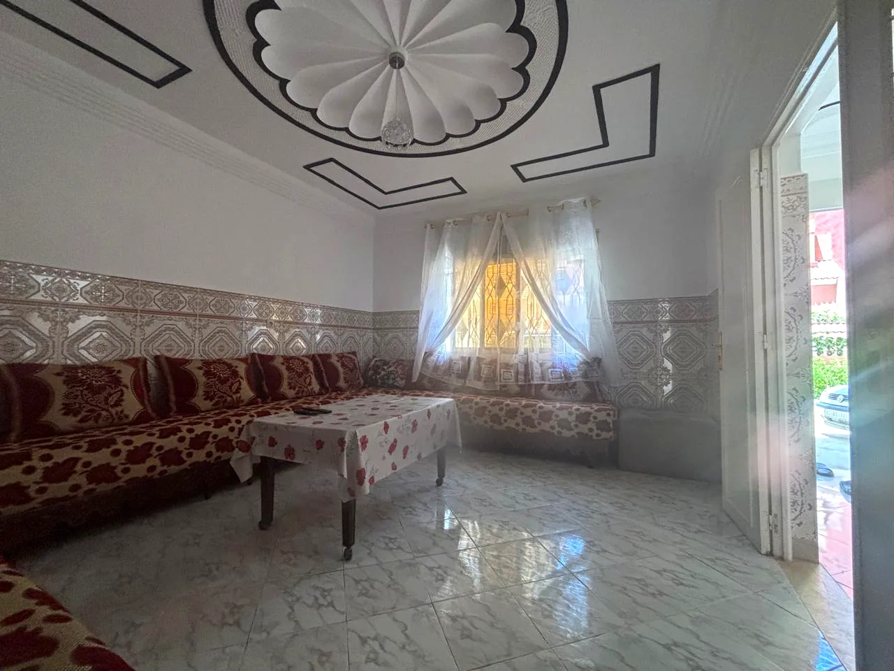 Darcom Garden à Saïdia — salon marocain, plafond sculpté