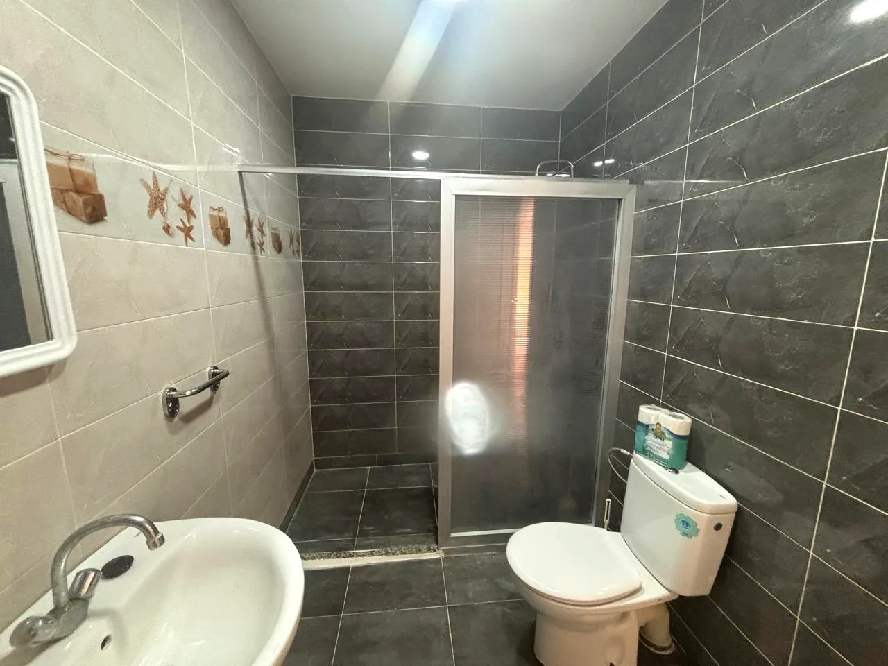 Darcom Garden à Saïdia — salle de bain moderne avec douche