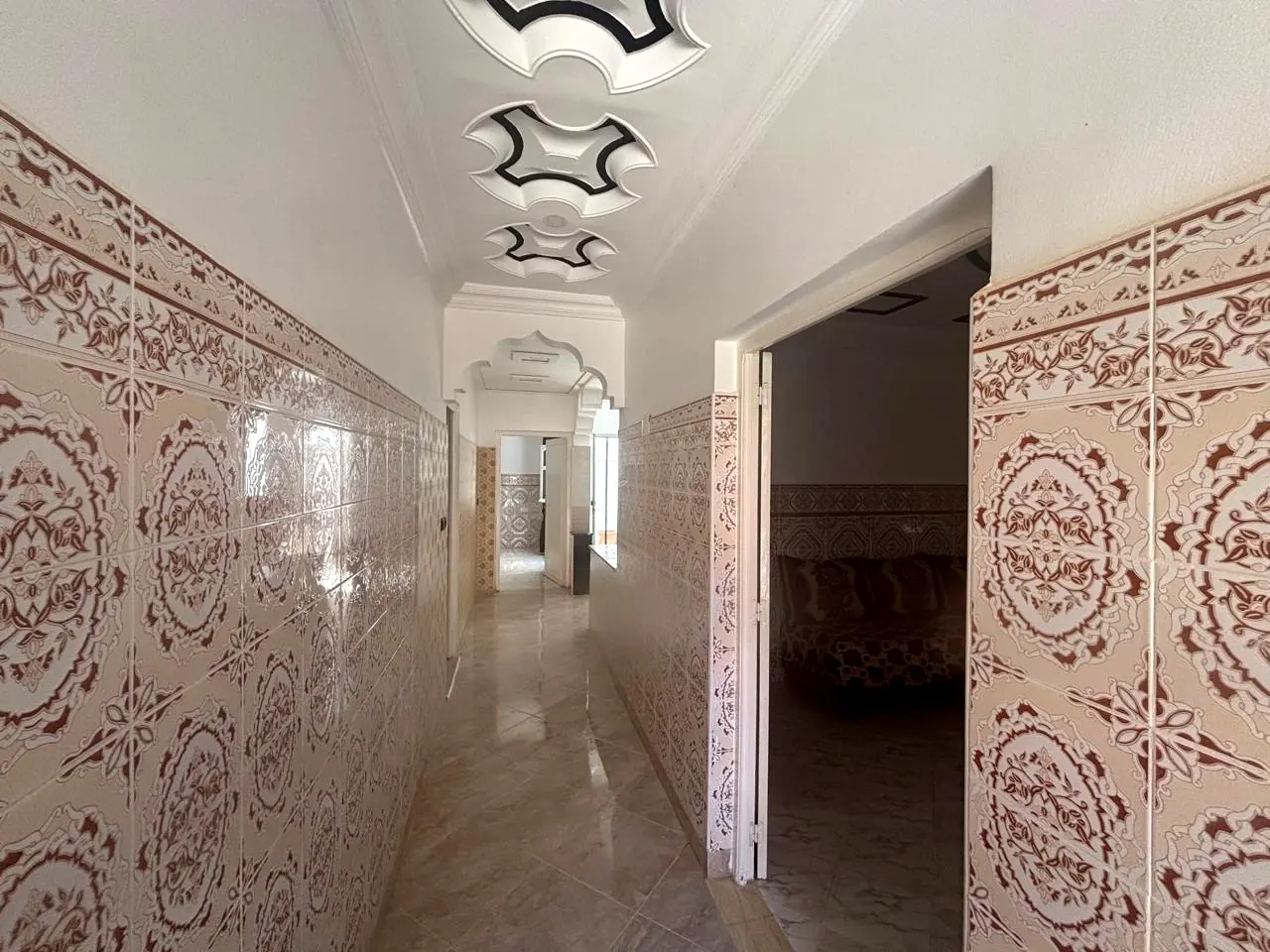 Darcom Garden à Saïdia — couloir avec plâtre travaillé