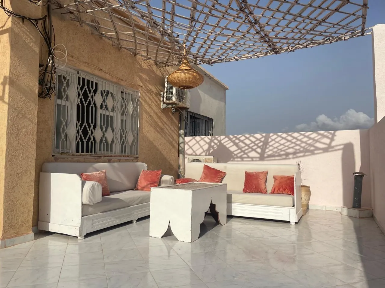 Rooftop partagé de 70 m² à Saïdia — accès de plain-pied depuis le Darcom Rooftop